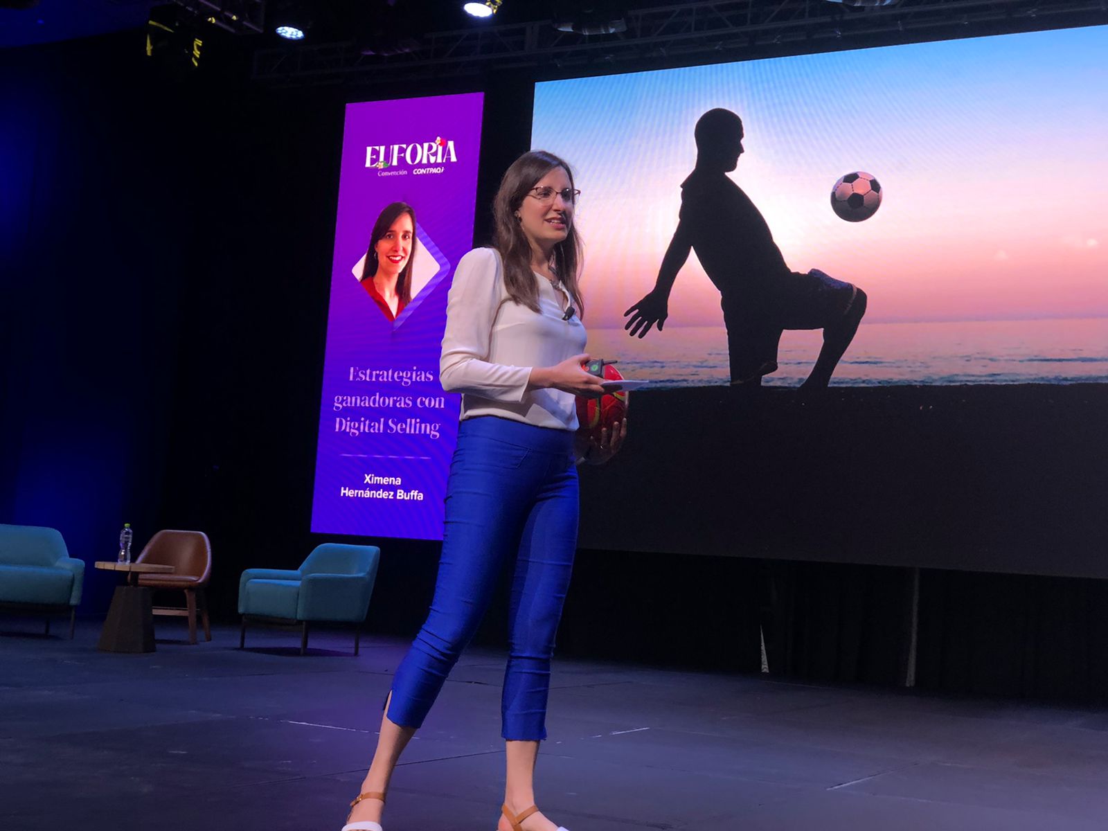 Ximena dictando La Máquina de Fútbol